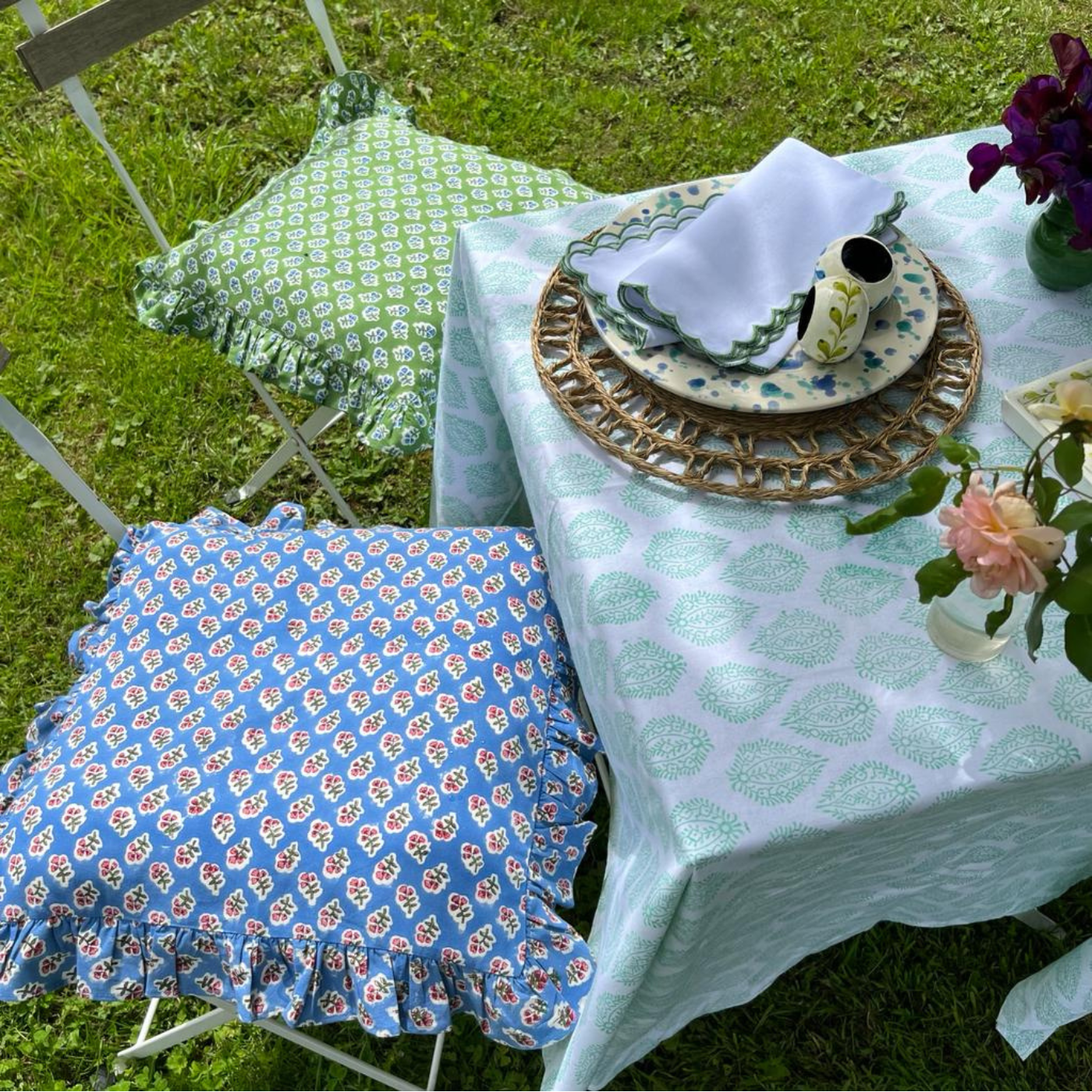 Stylish, comfortable, Indoor or outdoor dining chair Made from pure cotton with a fun ruffle trim and two tie fastenings.