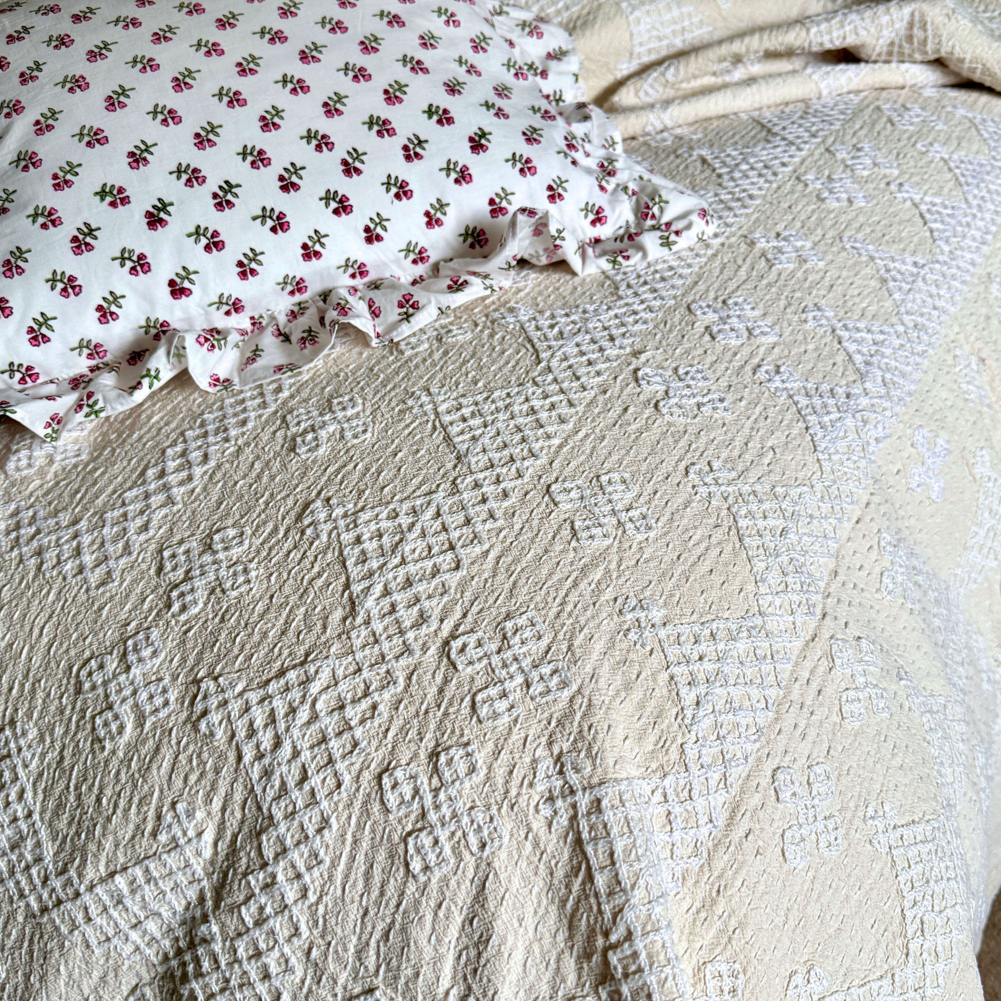 SINGLE KANTHA - WHITE ON CREAM