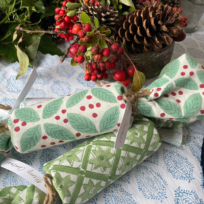 HOW TO CREATE SUSTAINABLE CHRISTMAS CRACKERS FROM NAPKINS