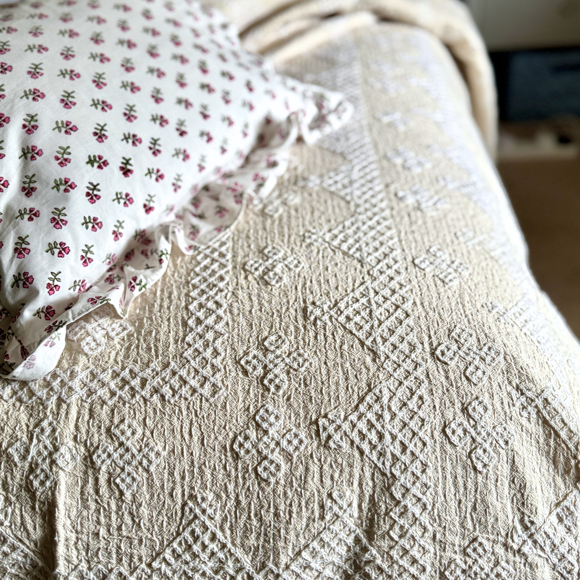SINGLE KANTHA -  WHITE ON CREAM